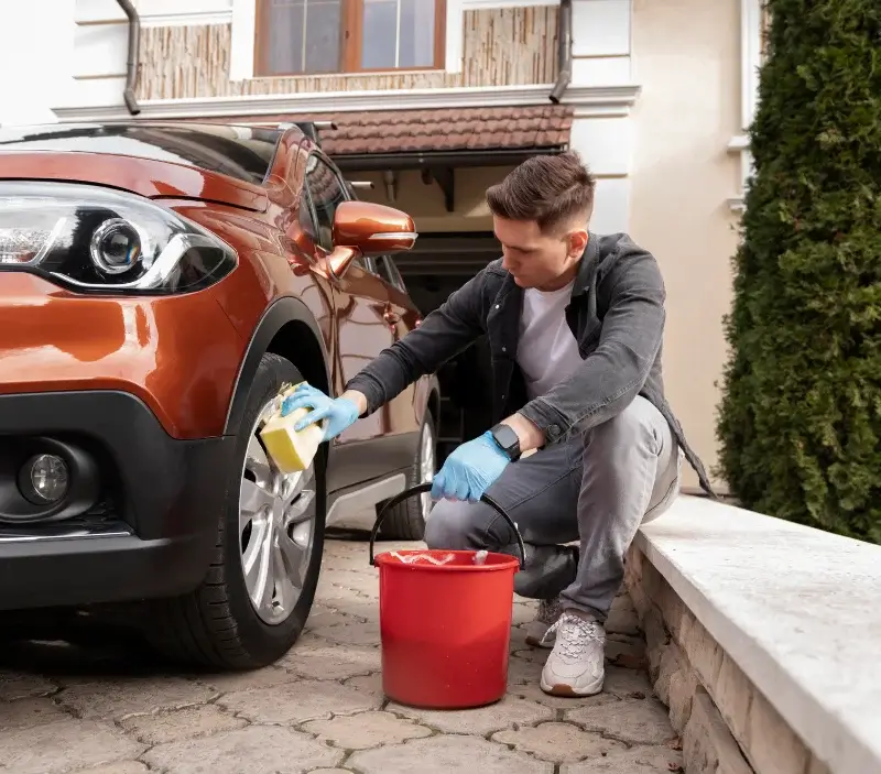 Lavage auto à domicile Ruca : professionnel intervenant sur un véhicule